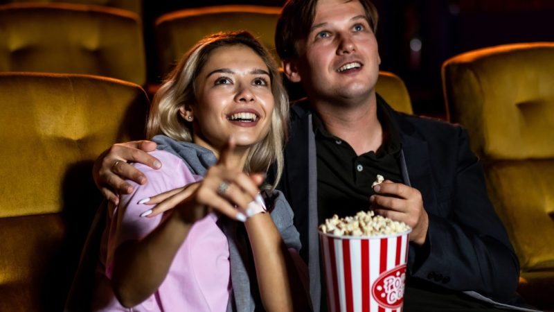映画館で映画を楽しむカップル