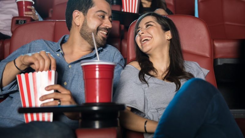 映画館にいる幸せなカップル